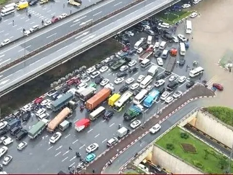 Hà Nội mưa lớn, Đại lộ Thăng Long ngập gần nửa mét, giao thông tê liệt kéo dài