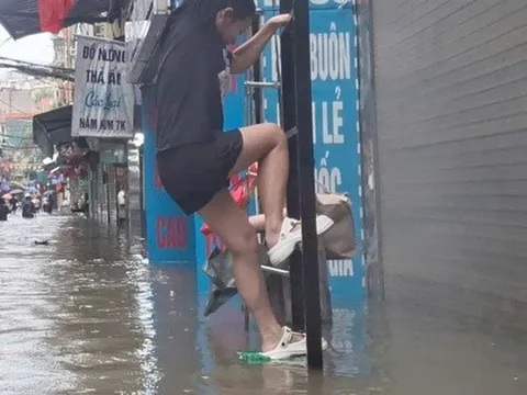 VIDEO: Trong nhà ngập sâu, người dân Phú Đô phải đu thang thoát ra ngoài