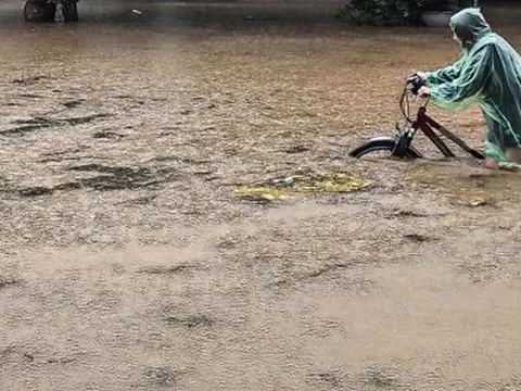 Vì sao chỉ trong 1 tuần Hà Nội 2 lần gặp mưa lớn khủng khiếp gây ngập diện rộng?