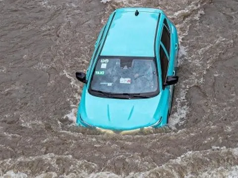 Hà Nội còn 23 tuyến đường úng ngập, có nơi sâu tới 1m, xe không thể lưu thông