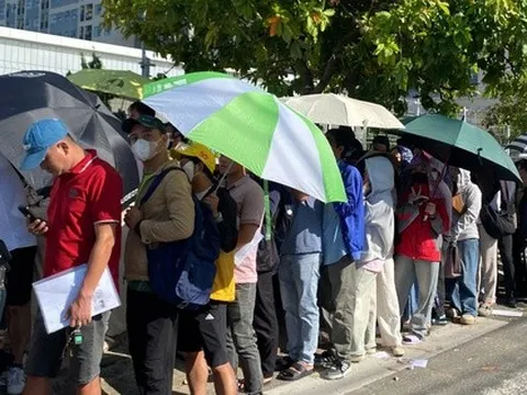 Đà Nẵng: Người dân xếp hàng từ tờ mờ sáng nộp hồ sơ mua nhà ở xã hội