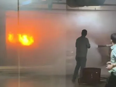 Ô tô BMW phát hỏa trong hầm gửi xe trung tâm thương mại ở TPHCM