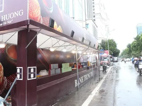 Bánh trung thu ngày Rằm vắng khách, người bán than 'chưa năm nào ế như vậy'