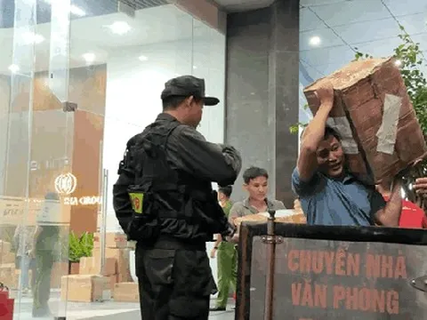 VIDEO: Công an đưa hàng chục thùng carton khỏi toà nhà có trụ sở công ty của Shark Bình