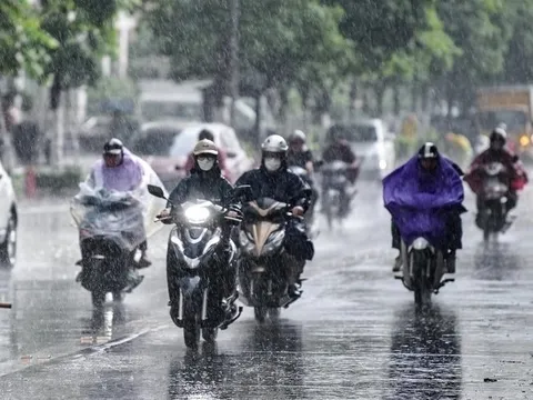 Hà Nội cảnh báo mưa dông, gió giật ở nội thành