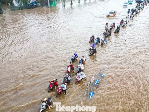 Xe máy ‘rẽ sóng’ giữa phố, tìm đường lên cao tốc tránh ngập tại Hà Nội