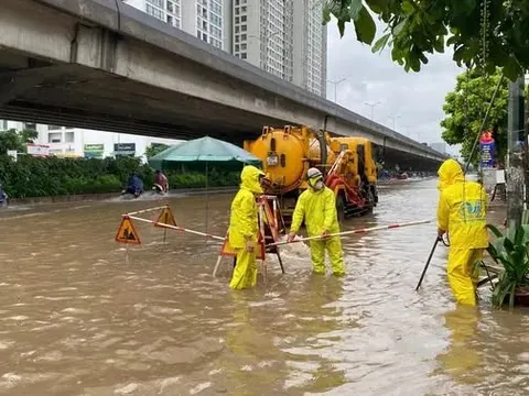 Trời hửng nắng, Hà Nội vẫn còn nhiều điểm ngập sâu