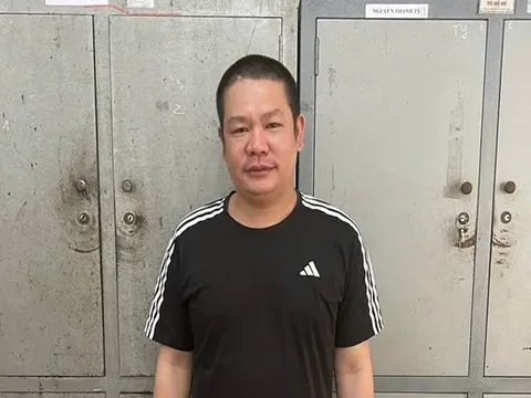 Huỳnh Thanh Dũng lộ diện khi đến ngân hàng gửi tiền