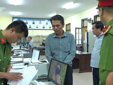 Công an bắt tạm giam 2 cán bộ ở Huế