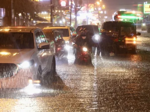 Đến lượt TP.HCM mưa và ngập!