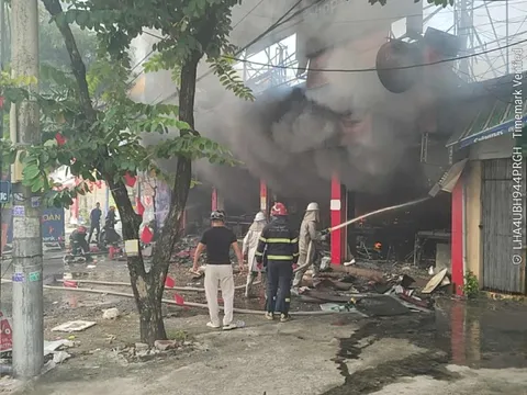 Hà Nội: Cháy lớn tại 1 siêu thị điện máy FPT