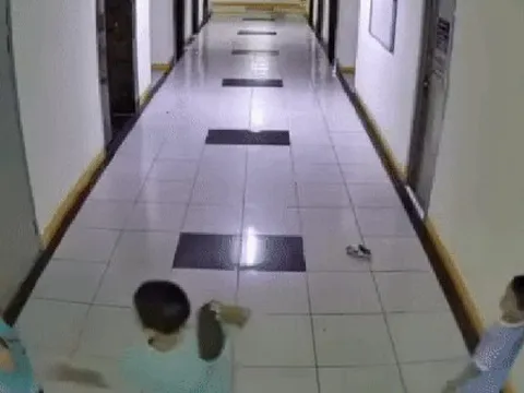 Bất ngờ số tiền gia đình bé trai chơi ném dép dẫn tới hỏng 2 thang máy phải bồi thường