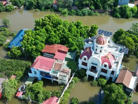 Biệt thự chìm trong biển nước, làng Quả Cảm thành ‘ốc đảo’ giữa Bắc Ninh