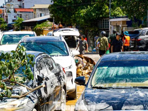 Ô tô nằm la liệt giữa bùn lũ ở Thái Nguyên