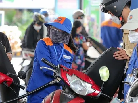 Giá xăng dầu đồng loạt giảm, xăng RON 95 về dưới mốc 20.000 đồng/lít