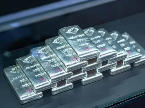 Giá bạc neo ở mức cao