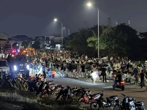 Nước sông Cầu dâng cao, các lực lượng căng mình đắp đê Tam Giang trong đêm