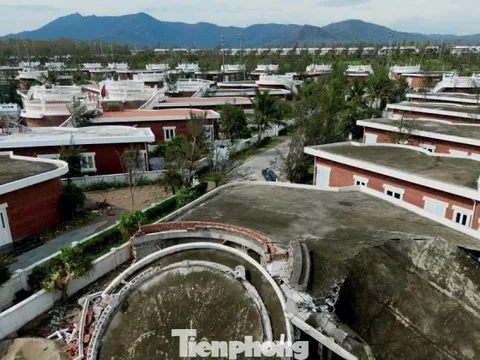 Tận thấy khu du lịch có hàng chục căn villa 'rách nát' do bão