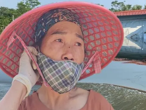 'Rốn lũ' Hà Nội: Tối nước còn mấp mé mép sân, trưa hôm sau đã tới nóc nhà