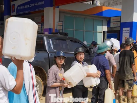 Thái Nguyên: Người dân xếp hàng dài, mang can nhựa đi mua xăng... để chạy máy phát