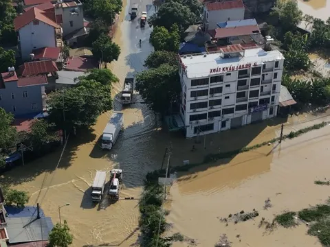 Nhìn từ flycam: Nước sông tràn bờ, quốc lộ ngăn cách, một vùng rộng lớn ở Hà Nội chìm trong biển nước