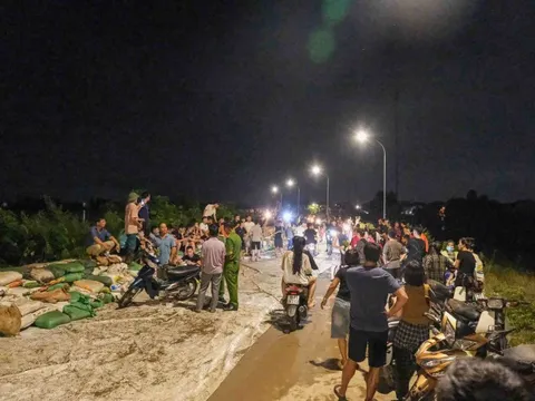 Nóng: Đê ở Bắc Ninh đang tràn, có nguy cơ vỡ đê