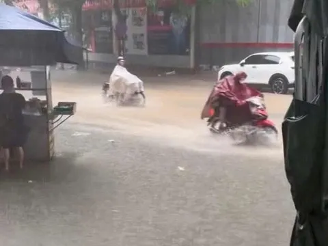 Hà Nội xuất hiện hơn 10 điểm ngập sau trận mưa sáng 11/10