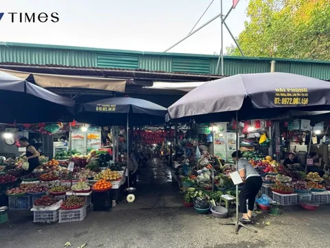 Giá rau xanh tại Hà Nội tăng gấp ba sau mưa bão