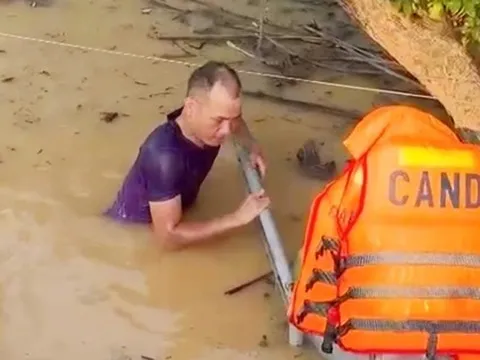 VIDEO: Phó trưởng công an xã bất chấp nguy hiểm lặn xuống dòng nước lũ, phá cửa cứu hai mẹ con