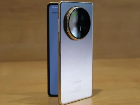HONOR Magic V5 về Việt Nam: Smartphone gập mỏng nhất, giá 44 triệu đối đầu Galaxy Z Fold7