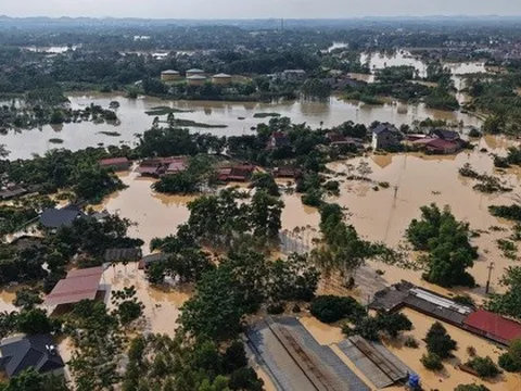 VIDEO: Những hình ảnh mới nhất ở nơi nước ngập sâu 2 m, dân sinh hoạt trên mái nhà