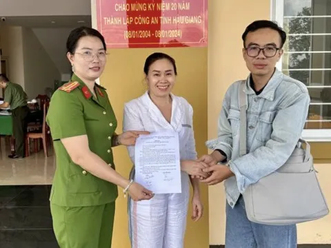 Bất ngờ nhận hàng trăm triệu đồng từ tài khoản "lạ", nhiều người liền báo công an