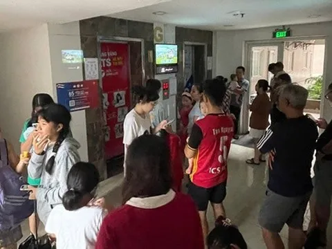 Cháy tầng 15 chung cư ở TP HCM lúc trời đang mưa