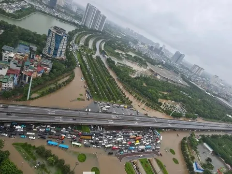 Thấy gì từ việc Hà Nội bị 'nhấn chìm' sau trận mưa lớn?