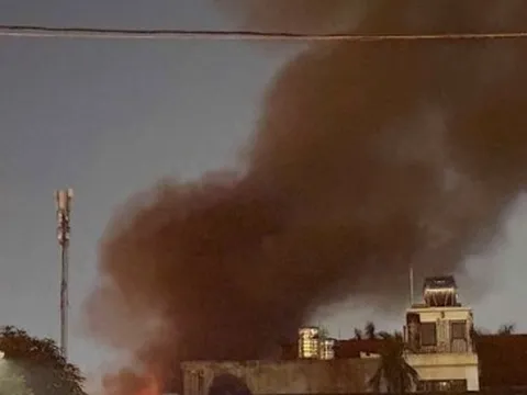 Cháy lớn nhà xưởng ở Hà Nội, máy xúc phá tường để dập lửa