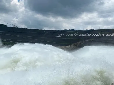 Mở cửa xả đáy thủy điện Hòa Bình