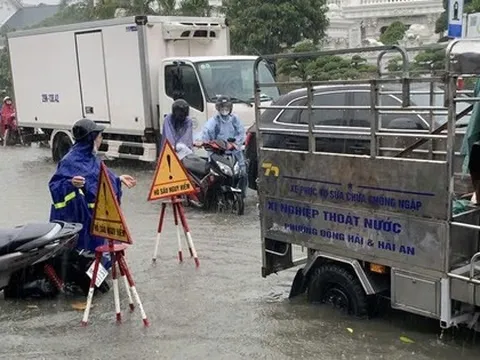 VIDEO: Mưa lớn kéo dài, nhiều tuyến phố ở Hải Phòng ngập sâu