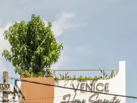 Nhà phố 2 tầng chuyển đổi chức năng với tông màu thanh lịch dễ chịu