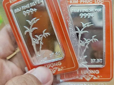 Giá bạc hôm nay 13-10: Mỗi lượng bạc vượt 2 triệu đồng, các cửa hàng mua bán nhỏ giọt