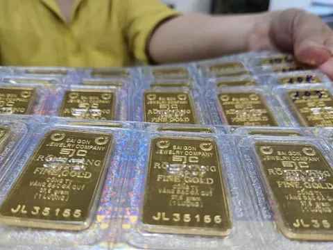 Giá vàng miếng SJC lên 143,6 triệu đồng/lượng, cửa hàng vàng ra thông báo quan trọng