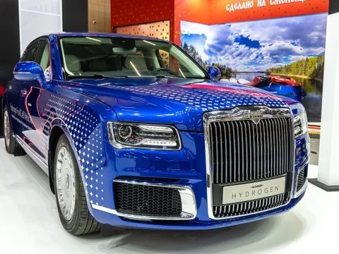 Hãng làm limousine cho ông Putin ra mắt xe đi 900km không cần xăng, thải ra nước: Thế giới chưa từng có