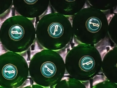 Cuộc cách mạng của nước đóng chai xa xỉ: Chuyên phục vụ giới tinh hoa, 1 lon đơn giản giá gần 50 nghìn đồng