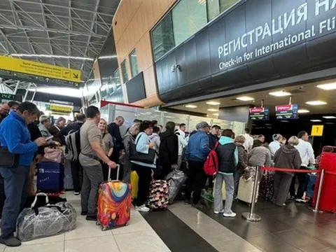 Tình trạng ùn tắc xảy ra khi làm thủ tục xuất, nhập cảnh tại sân bay Cam Ranh