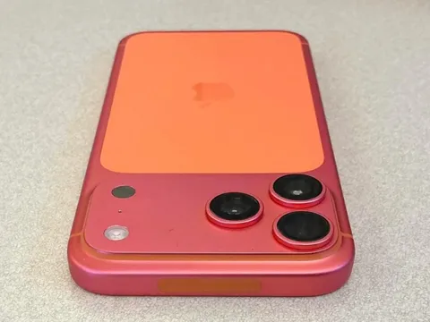 Kỳ lạ chiếc iPhone 17 Pro Max Cam Vũ Trụ bỗng đổi sang màu hồng đỏ