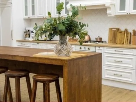 Có nên ốp sàn gỗ cho phòng bếp?