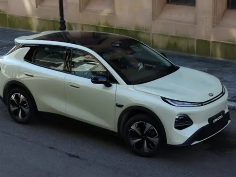 Hãng xe xây nhà máy tại Huế mở đơn đặt hàng mẫu SUV điện cỡ nhỏ sạc nhanh chỉ 15 phút: Một lần sạc đi hơn 500 km, giá khởi điểm hơn 400 triệu đồng