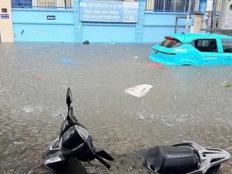 Hình ảnh chỉ 1 trận mưa lớn, Nha Trang chìm trong biển nước