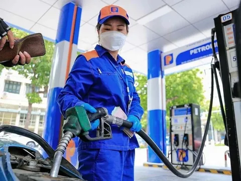 Giá xăng tăng, dầu giảm