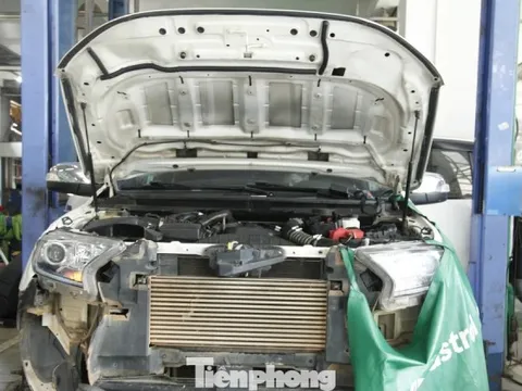 Sau lũ lịch sử, ô tô tiền tỷ bị ngập nước nằm chờ 'cấp cứu'