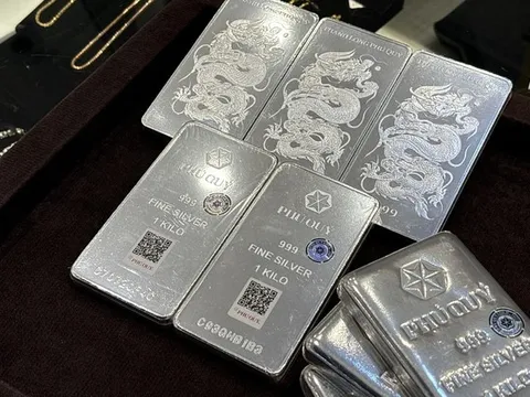 Giá bạc vượt 56 triệu đồng/kg